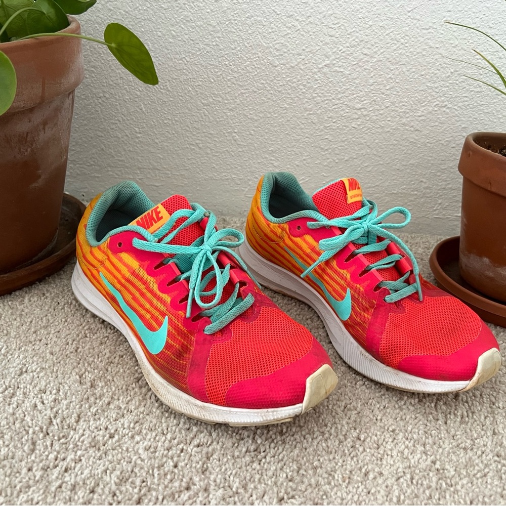 Athletic Shoes in Black with Lightweight Design and Cushioned Sole